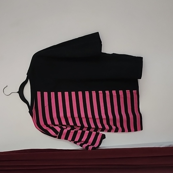 Hot Topic Black & Pink Stripe Split Girls Boxy Crop Top T- - Picture 3 of 8